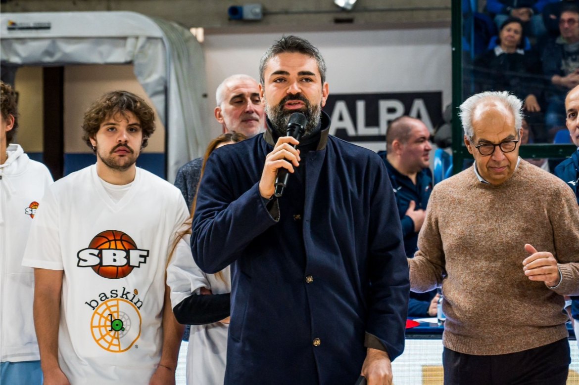 L'Assessore allo Sport fa un intervento durante una partita di Basket